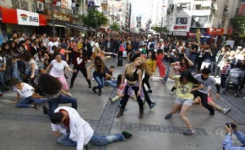 Alsancak sokaklarında sürpriz dans şov