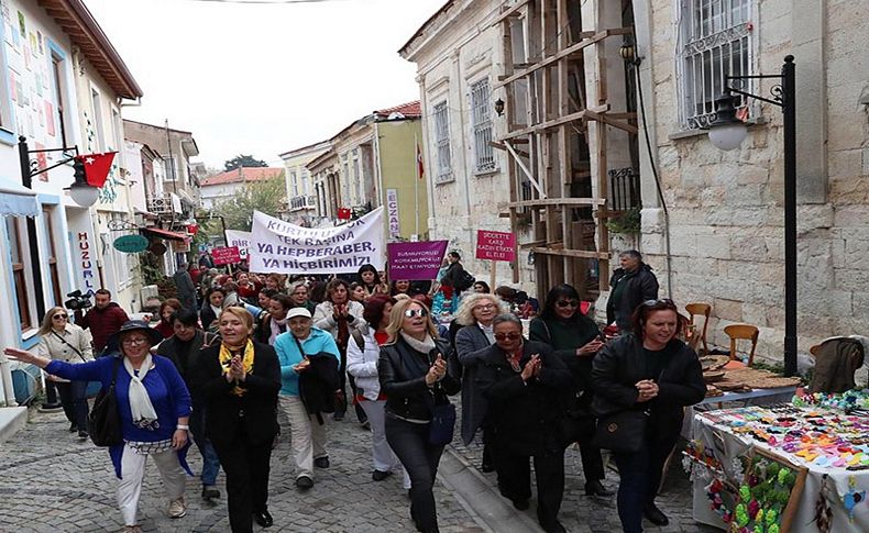 Urla'da kadına şiddet yürüyüşü