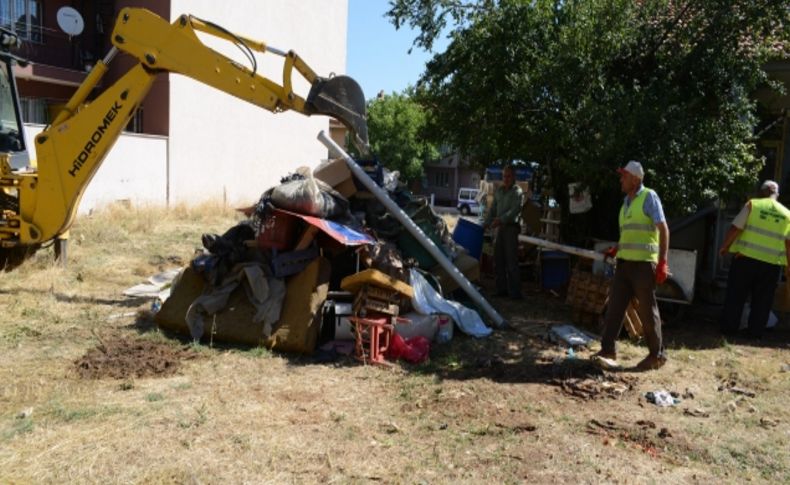 Uşak'ta bir çöp ev boşaltıldı