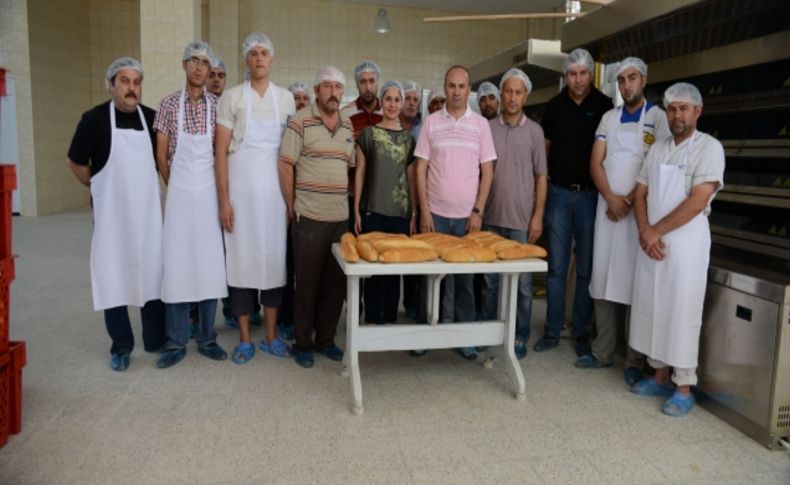 Uşak'ta kurulan halk ekmek fırınında ilk ekmek çıkarıldı