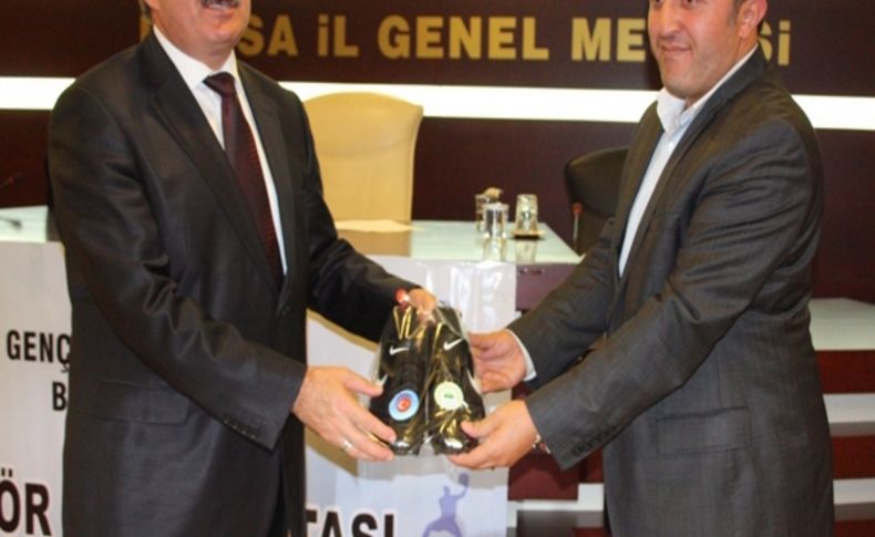 Vali Münir Karaloğlu’ndan 183 amatör spor kulübüne 3 bin 300 çift krampon