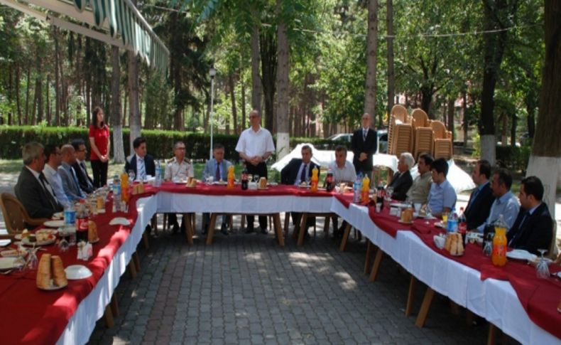 Vali Özçimen'den kaymakamlara: Her zaman kimsesiz ve muhtaçların yanında olun
