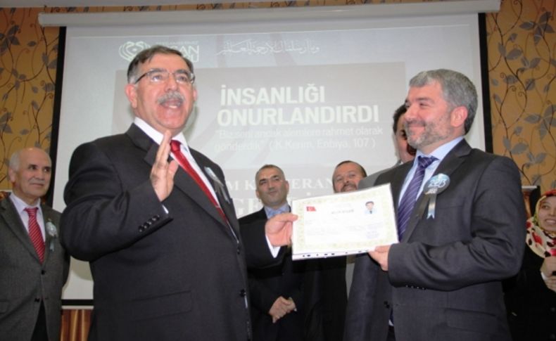 Vali Yılmaz: Muhabbet ile Muhammed'i birbirinden ayırmayan kültürün çocuklarıyız