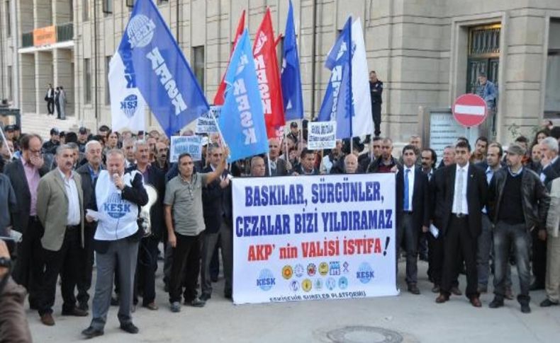 Valilik Önünde Toplanan Grup Eğitim-Sen Üyesinin Tayinine Tepki Gösterdi