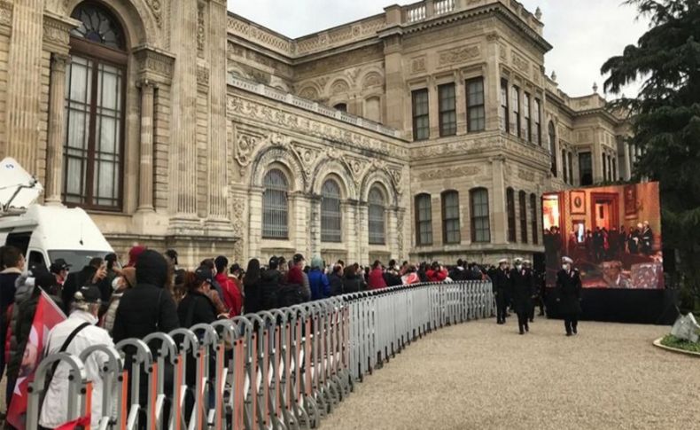 Vatandaşlar, Dolmabahçe Sarayı'nda Atatürk'ü andı