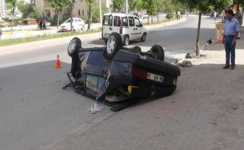 Virajı alamayan araç karşı şeritte takla attı