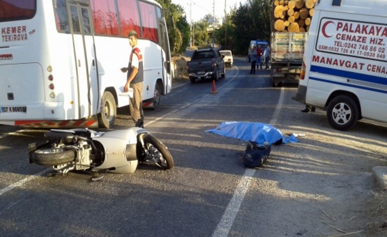 Virajı alamayan motosiklet sürücüsü, kamyonun altında kalarak can verdi