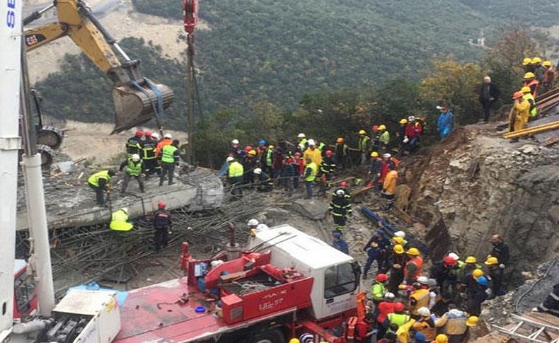 Viyadük inşaatında beton blok düştü