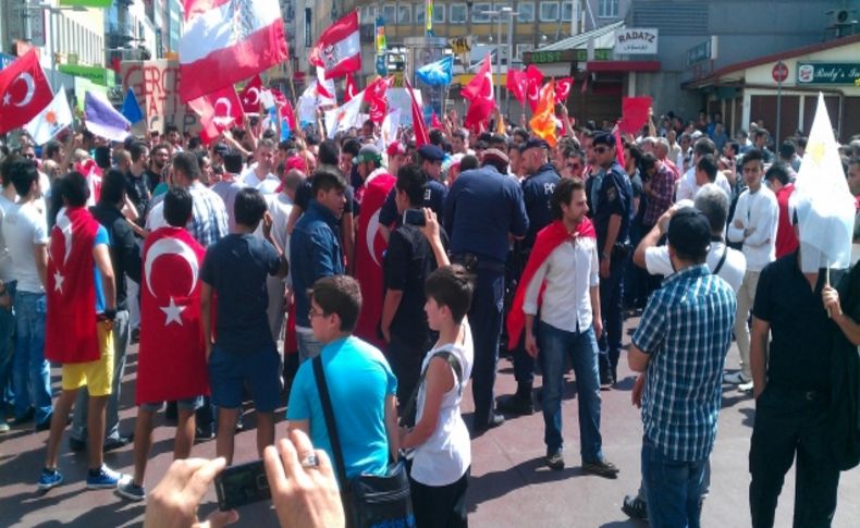 Viyana'da Başbakan Erdoğan'a destek yürüyüşü