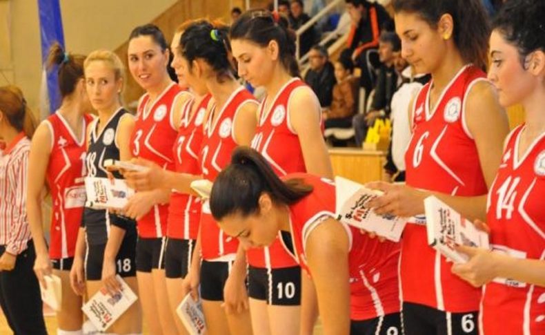 Voleybol Maçinda Rakip Oyunculara Kitap Hediye Ettiler