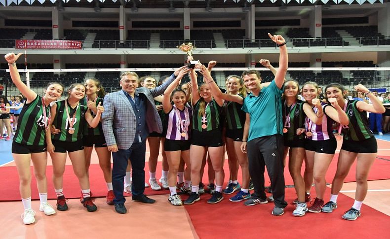 Voleybolun yıldızları Bornova’dan