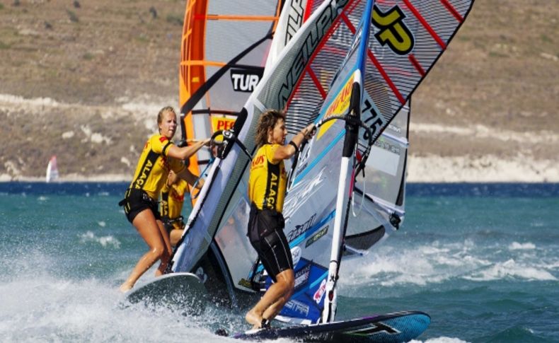 Windsurf Dünya Kupası'nda Alaçatı, rüzgar ve sörf 3'lüsüyle yeniden buluştu