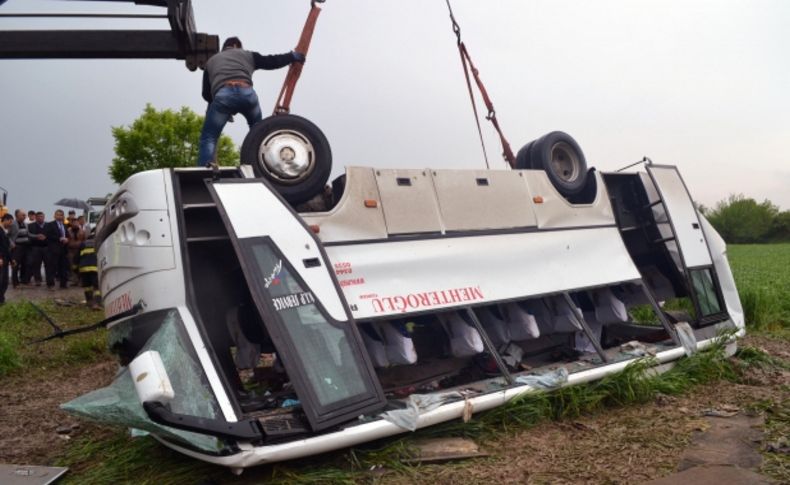 Yağışlı havada midibüs tarlaya uçtu: 5 ölü, 21 yaralı