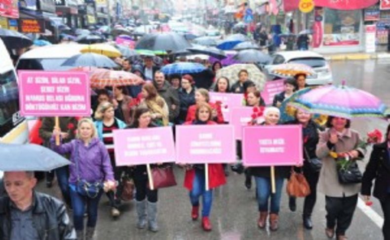Balçova'da yağmur kadınları durduramadı