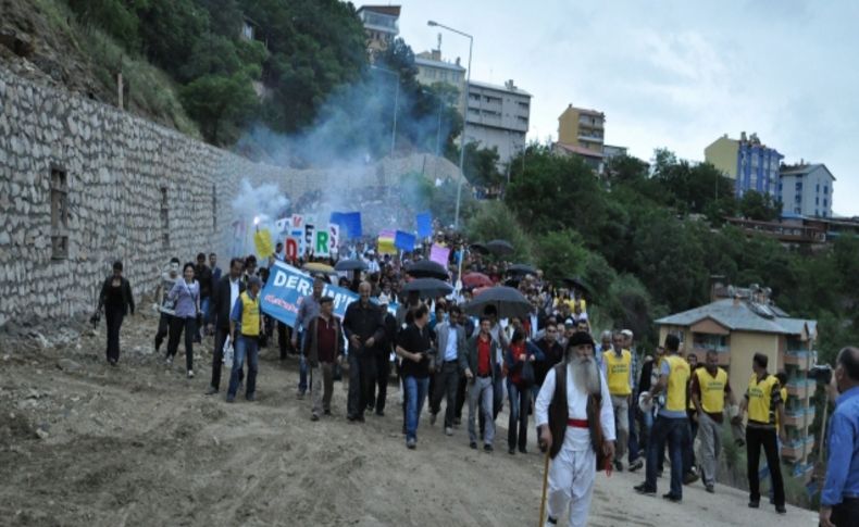 Yağmur altında baraj protestosu