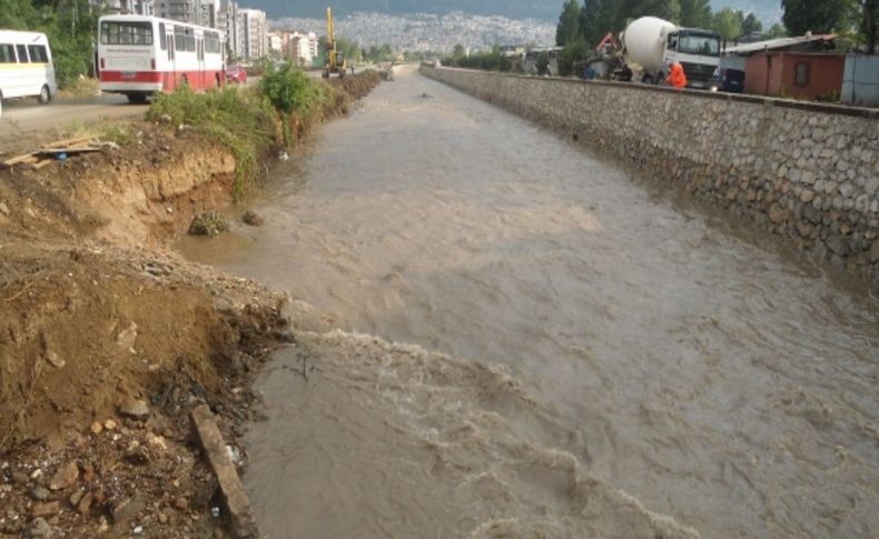 Yağmur bastırdı, alt geçitleri su bastı, derelerin su seviyesi yükseldi