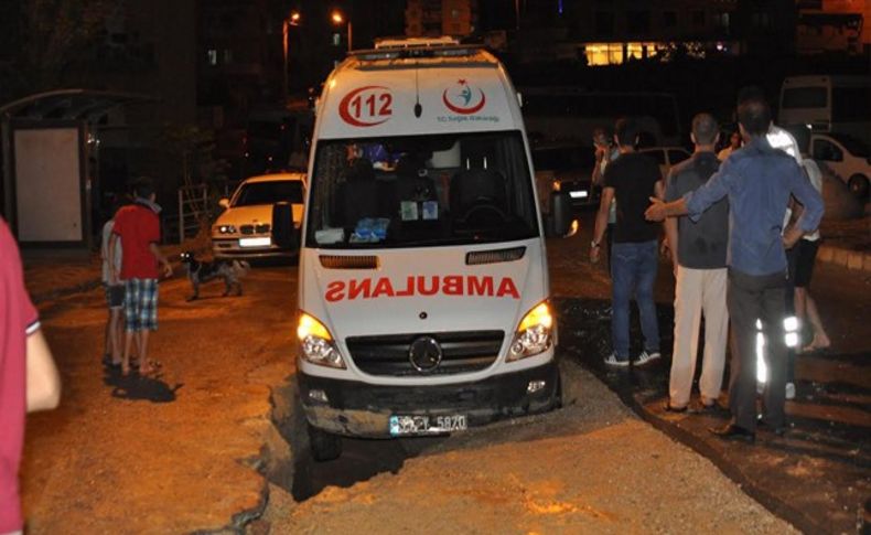 İzmir'de yaz yağmuru hayatı felç etti: Ambulans mahsur kaldı