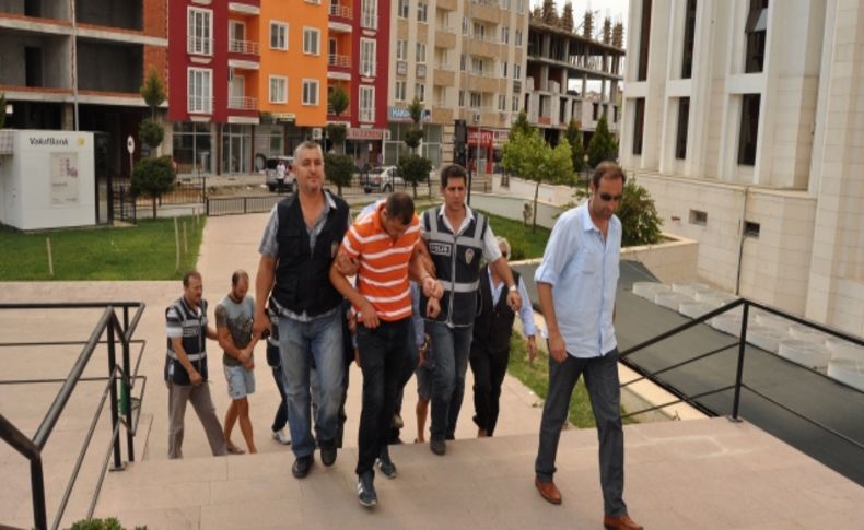 Yakalanan 5 kişilik ATM kart şebekesi adliyeye sevk edildi