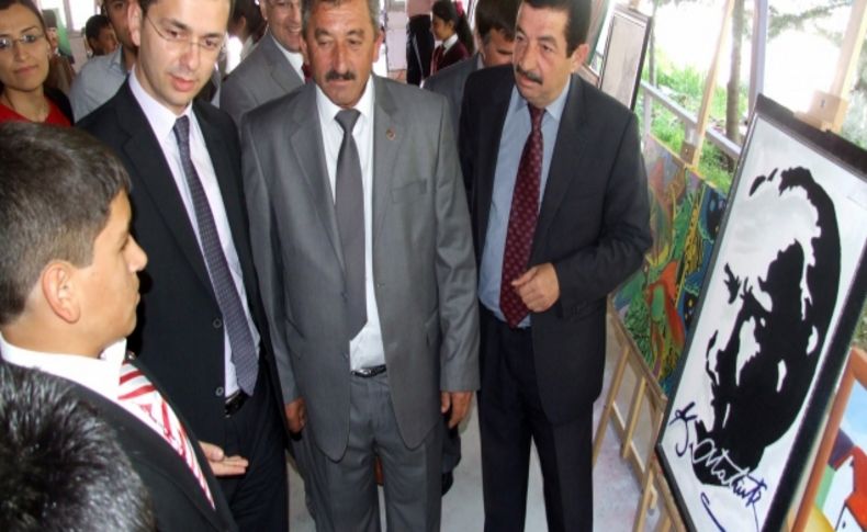 Yamaçlı Ortaokulu öğrencileri yıl sonu resim sergisini açtı