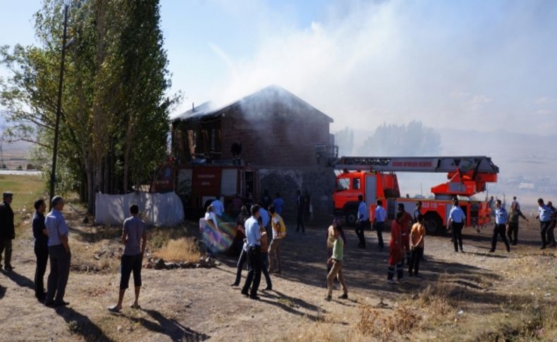 Yanan eve girmek isteyen kadına polis güçlükle engel oldu