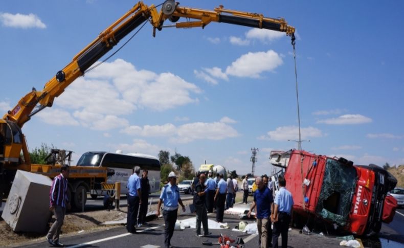Yangın ihbarına giden itfaiye aracı kaza yaptı: 2 itfaiyeci öldü