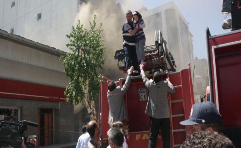 Yangını söndüren itfaiye erleri zehirlenmekten ayranla kendilerini korudu