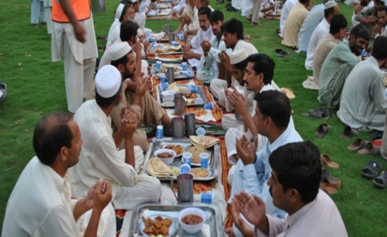 Yardımeli Derneği'nden Pakistan’a kumanya dağıtımı ve toplu iftar