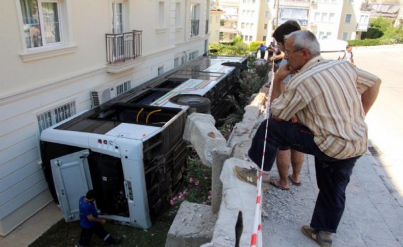 Belediye otobüsü site bahçesine devrildi