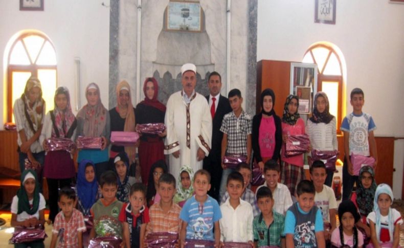Yaz Kur’an kursuna katılan 32 çocuğa ayakkabı hediye edildi