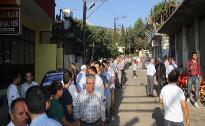 Yeditepe halkı kabir ziyareti sonrası mezarlık çıkışında bayramlaşıyor