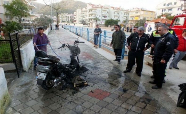 Yeni aldığı motosiklet alev aldı, hortumla müdahale etti