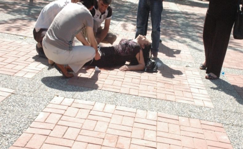 'Yeniden barışalım' diye çağırdığı eşini sokak ortasında bıçakladı
