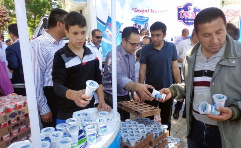 Yeşilay, Başbakan'a destek olmak için 10 bin ayran dağıttı