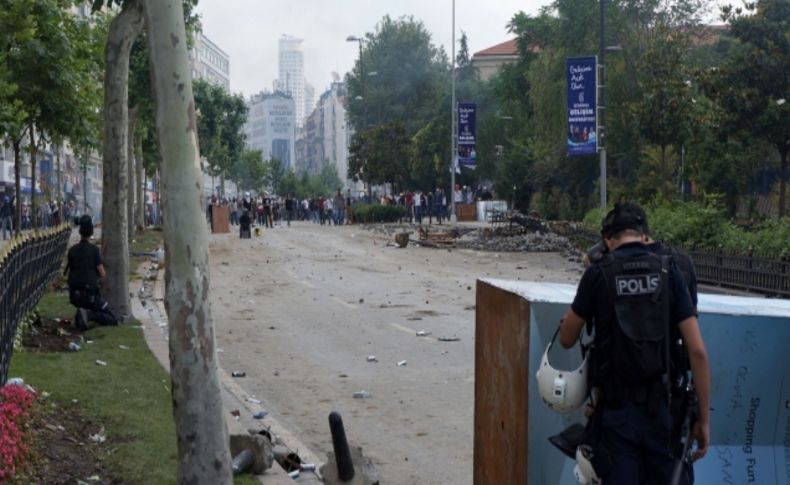 Yol kapatan göstericilere polis müdahalesi