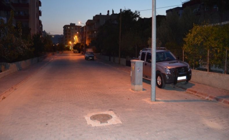 Yol ortasındaki elektrik panosu ve direği tehlikeye davetiye çıkarıyor