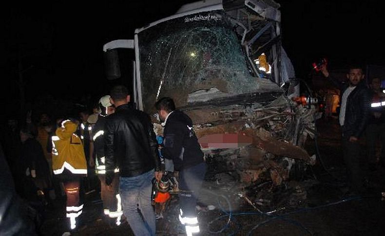 Yolcu otobüsü hafriyat kamyonuyla çarpıştı: 27 yaralı