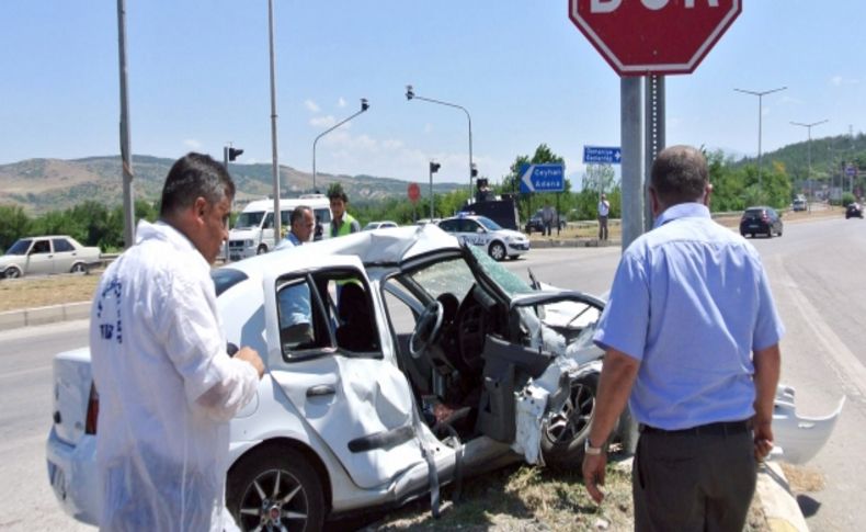 Yolcu minibüsü ile otomobil çarpıştı: 1 ölü, 13 yaralı