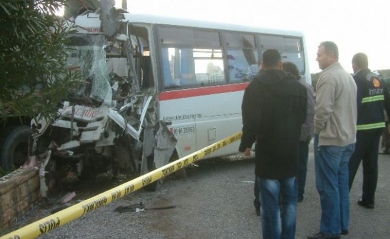 Yolcu minibüsü kamyonla çarpıştı: 18 yaralı
