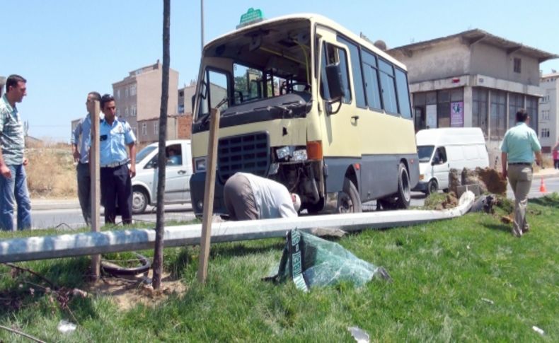 Yolcu minibüsü kontrolden çıktı: 10 yaralı