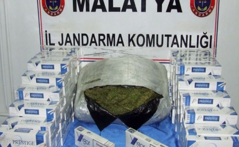 Yolcu otobüsü ile kaçak sigara ve uyuşturucu nakline jandarma engeli