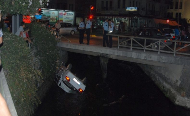 Yoldan çıkan otomobil su kanalına düştü