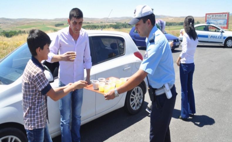 Yozgat polisinden sürücülere 5 dakikalık ikram molası