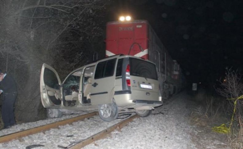 Yük treni hemzemin geçitte hafif ticari araca çarptı: 1 ölü, 3 yaralı