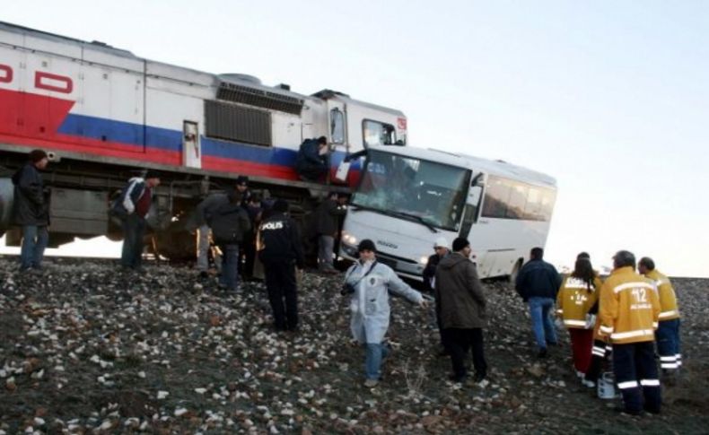 Yük treni servis aracına çarptı: 5 yaralı