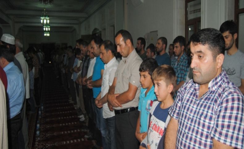 Yüksekovalılar Kadir Gecesi'nde huzur ve bereket için el kaldırdı