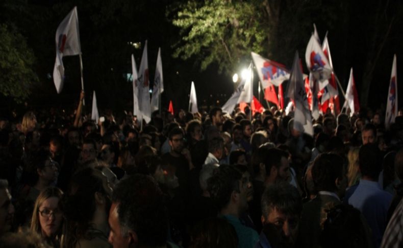 Yunanistan'da kamu televizyonunun kapatılması krize sebep oldu