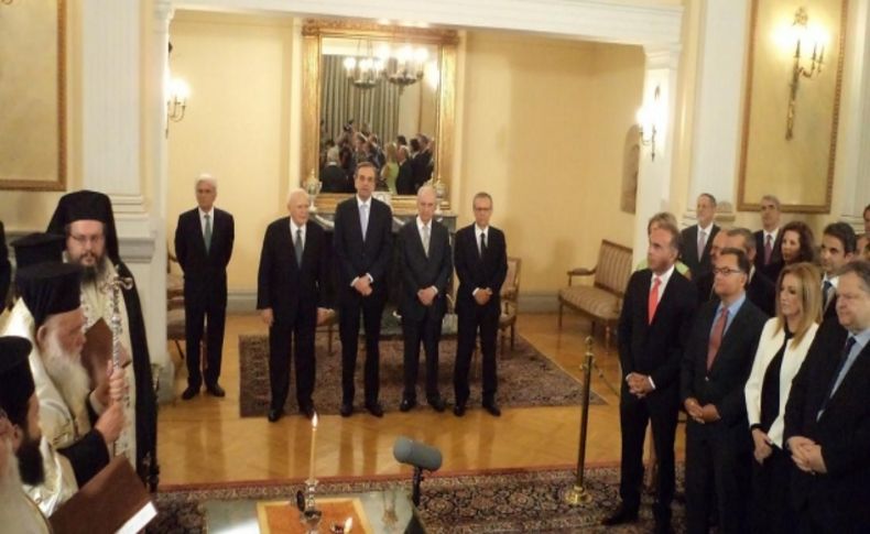 Yunanistan'da yeni kabine İncil'e el basarak yemin etti