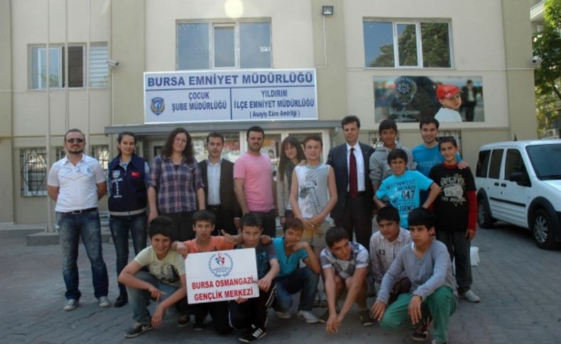 Yurtta kalan öğrenciler, çocuk polisini ziyaret etti