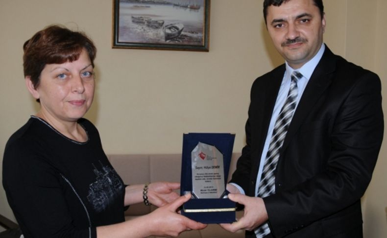 Yurttan aldığı otistik çocuğa 6 yıldır bakan Hülya Demir yılın annesi seçildi