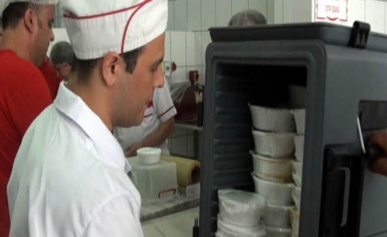 Yüz kişilik ekip iftar için hummalı bir çalışma sergiliyor